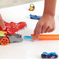 Hot Wheels Fırlatıcı ve Taşıyıcı Ejderha Garajlı Hotwheels Ejderha Araba